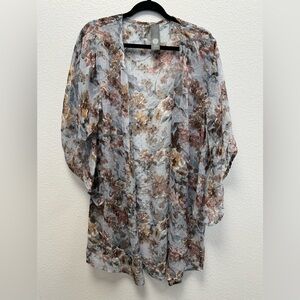 Women’s floral print open tunic. Vince Camino brand in great condition.